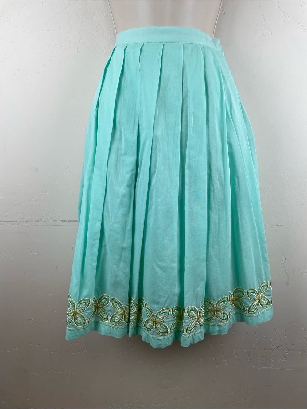 Tommy Bahama  Gorgeous Feminine Pleated Mint Green, Embroidered Hem Skirt